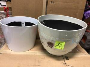 Decatur 20 in. Starlight White Resin Planter in good condition&nbsp