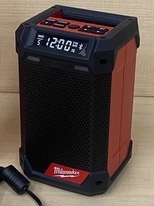 lot 4 image: Milwaukee M12 Radio  Charger