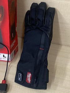 lot 9 image: Milwaukee Heated Gloves Set