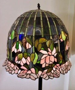 lot 6 image: Tiffany Style Floor Lamp