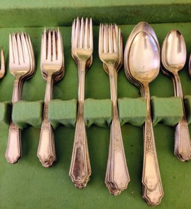 lot 25 image: Rogers Bros Flatware Set