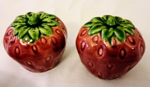 lot 33 image: Fun Strawberry Serving Set