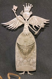 lot 48 image: Variety of Ornaments By Artist Leandra Drumm
