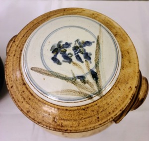 lot 62 image: Pretty Pottery