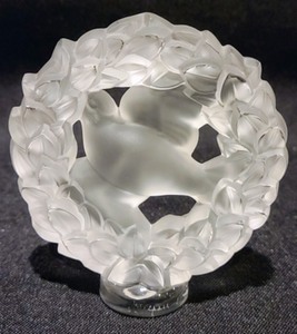 lot 89 image: Lalique Crystal Dove in Wreath