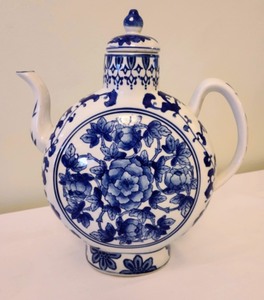 lot 124 image: Blue and White Asian Teapot And Cups