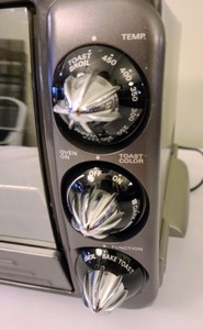lot 136 image: DeLonghi Toaster Over