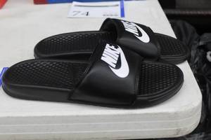 lot 72 image: Nike Benassi JDI Mens Shoes Size 9