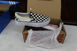 lot 71 image: Vans Classic Slip-On Womens Shoes Size 4-12