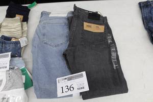 lot 136 image: Lot of (2) Womens Stretch Fit Jeans Size 32x30