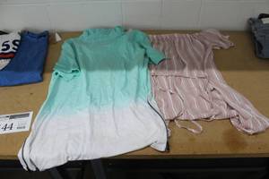 lot 144 image: Lot of (2) Womens Tops Size Extra Large