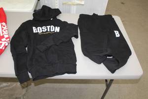 lot 148 image: Boston Massachusetts Sweatsuit Top Size Medium and Bottom Size Large