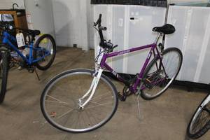 lot 173 image: Fuji Absolute Mens  23 Road Bike