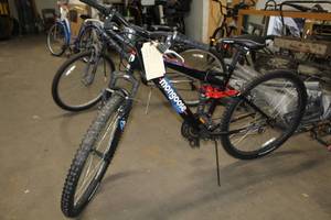 lot 175 image: Mongoose Standoff Mens  22 Trail Bike