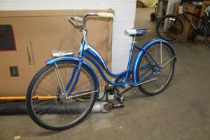 lot 178 image: Schwinn  Womens  22 Street Bike