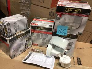 180° White LED Motion Outdoor Security Light by Defiant in good condition