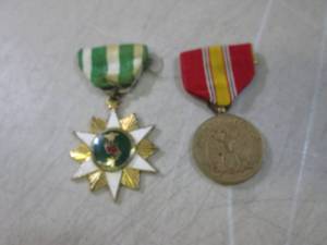 (CNTR) 2 Vintage Military Medals...