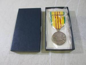 (CNTR) Vintage Vietnam Service Meda...