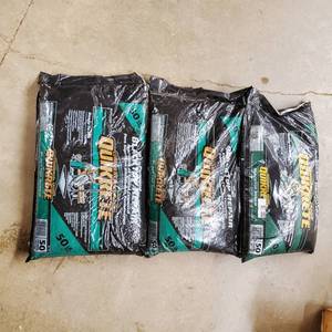 lot 030 image: Three 50lb Bags of QUIKRETE High Performance Blacktop Repair