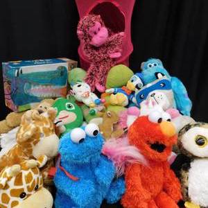 LARGE LOT OF STUFFED ANIMALS