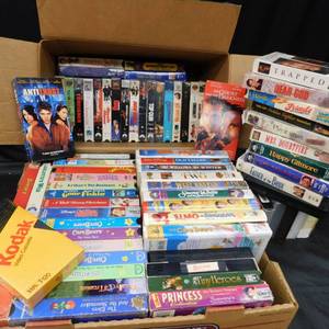 LARGE LOT OF VHS KID AND ADULT MOVIES
