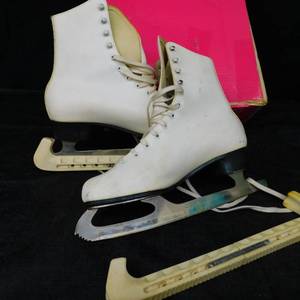 CCM FIGURE SKATES