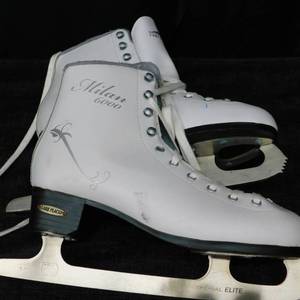 FIGURE SKATES
