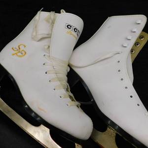 FIGURE SKATES