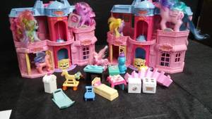 MY LITTLE PONYS HOUSES AND PONYS