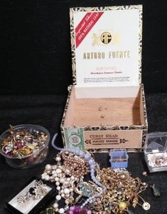 VINTAGE CURLEY HEAD WOODEN CIGAR BOX FILLED WITH VINTAGE JEWERLY