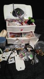 JEWERLY BOX FULL OF JEWERLY