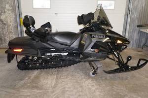 lot 8 image: 2016 Yamaha SR Viper S-TX DLX Snowmobile