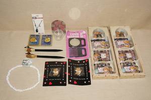 lot 100 image: Novelties and Trinkets