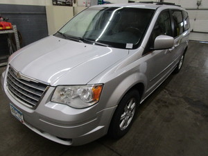 CHRYSLER TOWN & COUNTRY MINI VAN