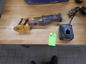 Dewalt 18v Reciprocating Saw with Charger - In Working Condition