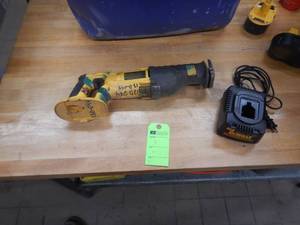 Dewalt 18v Reciprocating Saw with Charger - In Working Condition