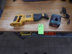 Dewalt 18v Reciprocating Saw with Charger - In Working Condition