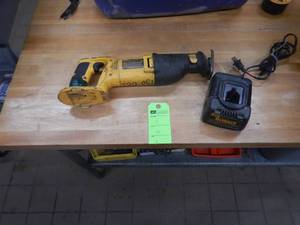 Dewalt 18v Reciprocating Saw with Charger - In Working Condition