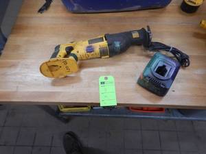 Dewalt 18v Reciprocating Saw with Charger - In Working Condition