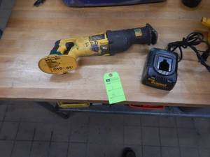 Dewalt 18v Reciprocating Saw with Charger - In Working Condition