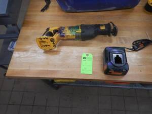 Dewalt 18v Reciprocating Saw with Charger - In Working Condition
