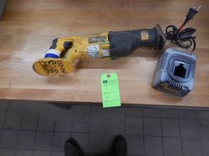 Dewalt 18v Reciprocating Saw with Charger - In Working Condition