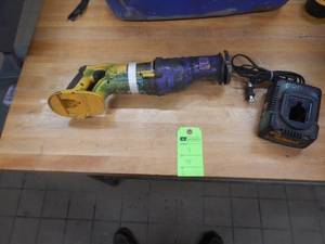 Dewalt 18v Reciprocating Saw with Charger - In Working Condition