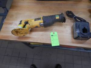 Dewalt 18v Reciprocating Saw with Charger - In Working Condition