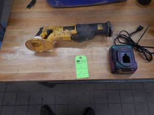 Dewalt 18v Reciprocating Saw with Charger - In Working Condition