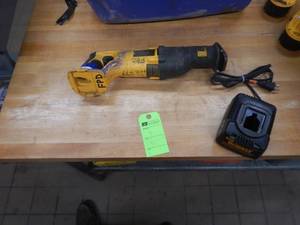 Dewalt 18v Reciprocating Saw with Charger - In Working Condition