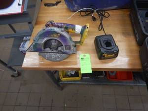 Dewalt 18v Circular Saw with Charger