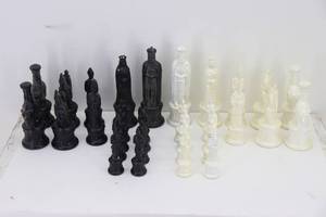 lot 14 image: Porcelain Chess Set