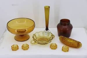lot 19 image: Amber Glassware