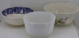 lot 28 image: 3 Large Glass Bowls